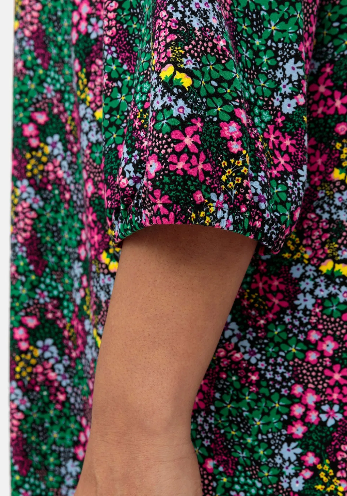 Shirt mit Allover-Blumendruck und tiefem Ausschnitt