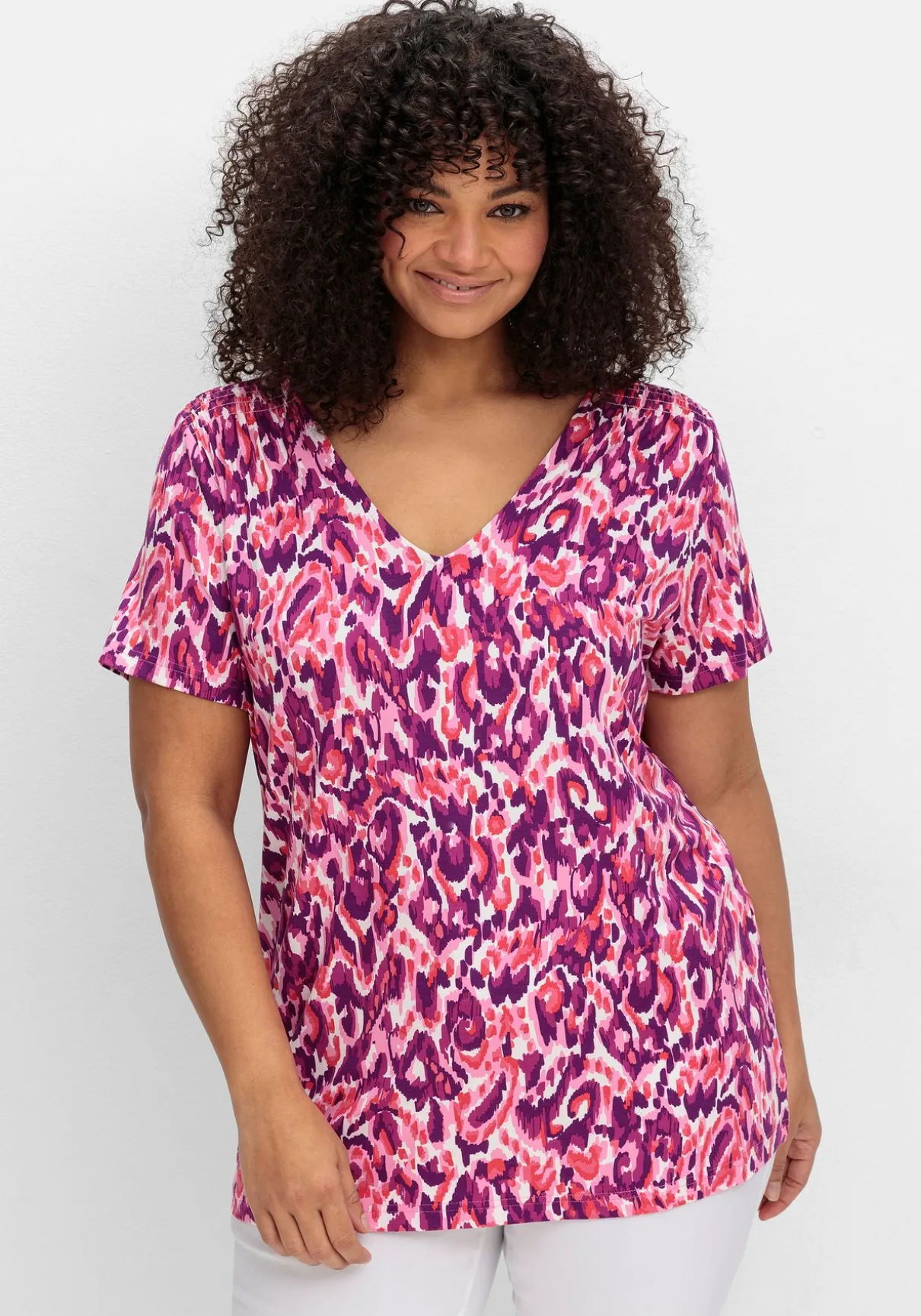 Shirt mit Alloverdruck und V-Ausschnitt