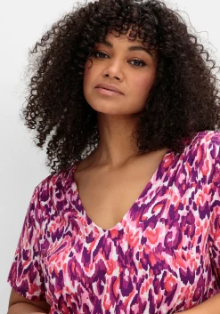 Shirt mit Alloverdruck und V-Ausschnitt