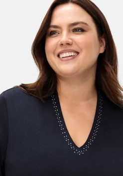 Shirt mit Glitzersteinen am Ausschnitt