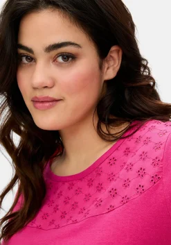 Shirt mit Lochstickerei-Einsatz vorn