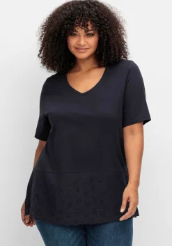 Shirt mit Lochstickerei-Passe am Saum