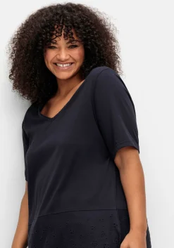 Shirt mit Lochstickerei-Passe am Saum