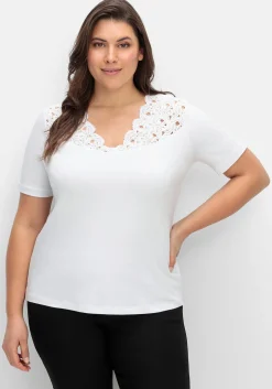 Shirt mit Spitze an V-Ausschnitt und Schulterbereich
