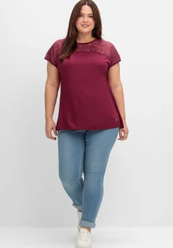 Shirt mit Spitzenpasse an der Schulterpartie