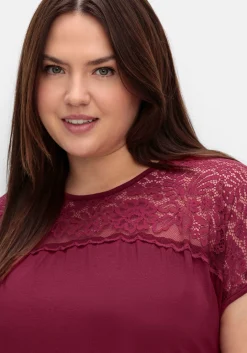 Shirt mit Spitzenpasse an der Schulterpartie