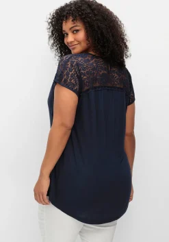 Shirt mit Spitzenpasse an der Schulterpartie