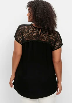 Shirt mit Spitzenpasse an der Schulterpartie