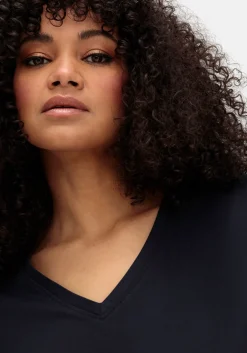 Shirt mit V-Ausschnitt, aus leichtem Jersey