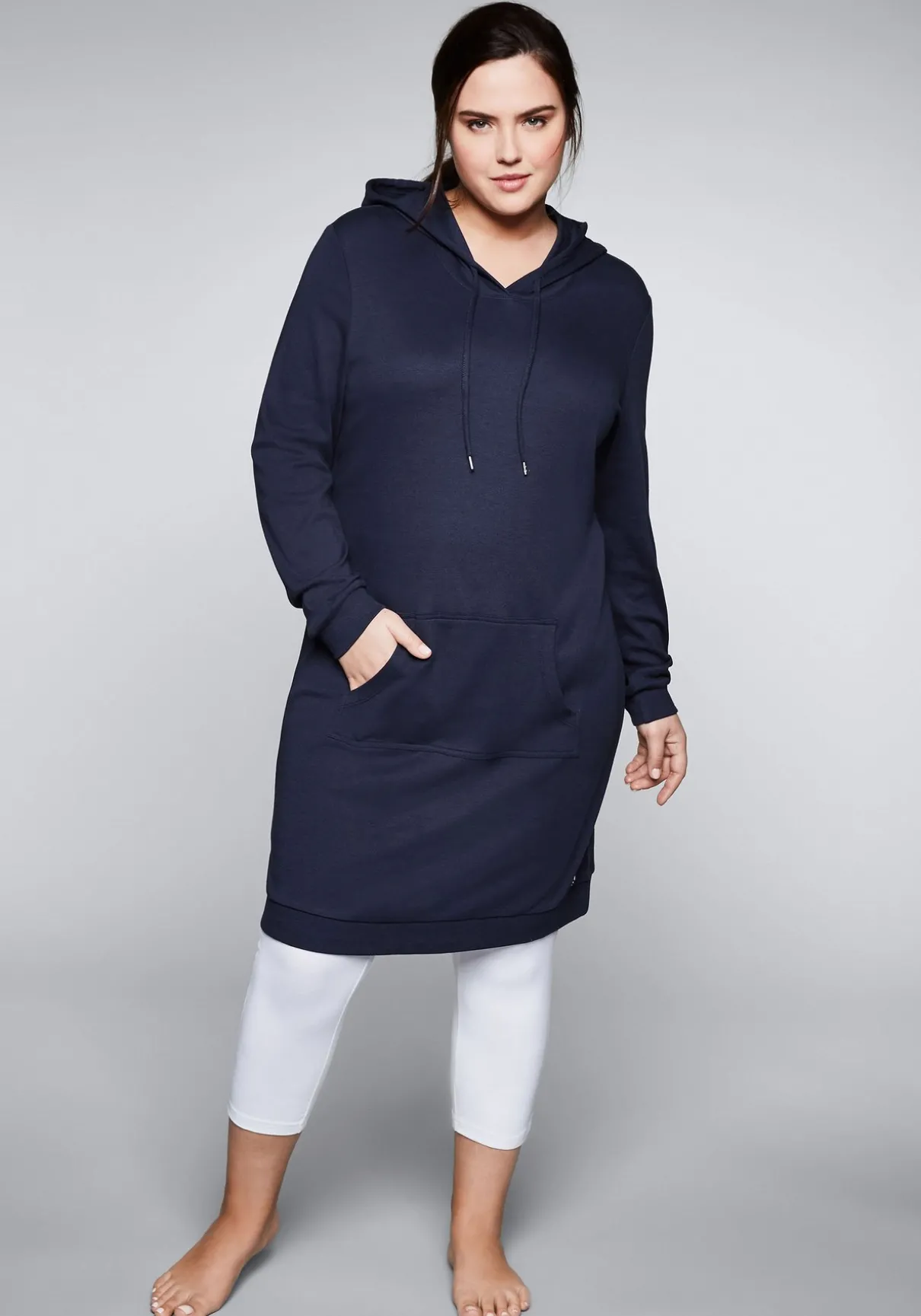 Shirtkleid mit Kapuze und Kängurutasche