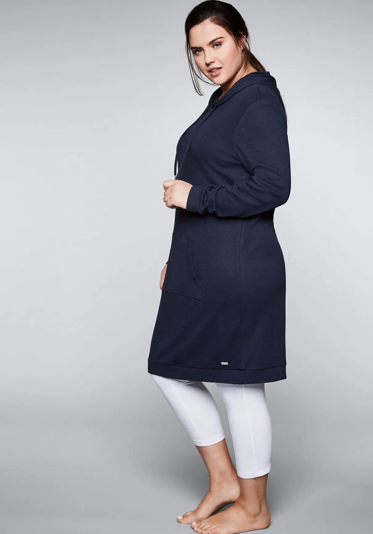 Shirtkleid mit Kapuze und Kängurutasche