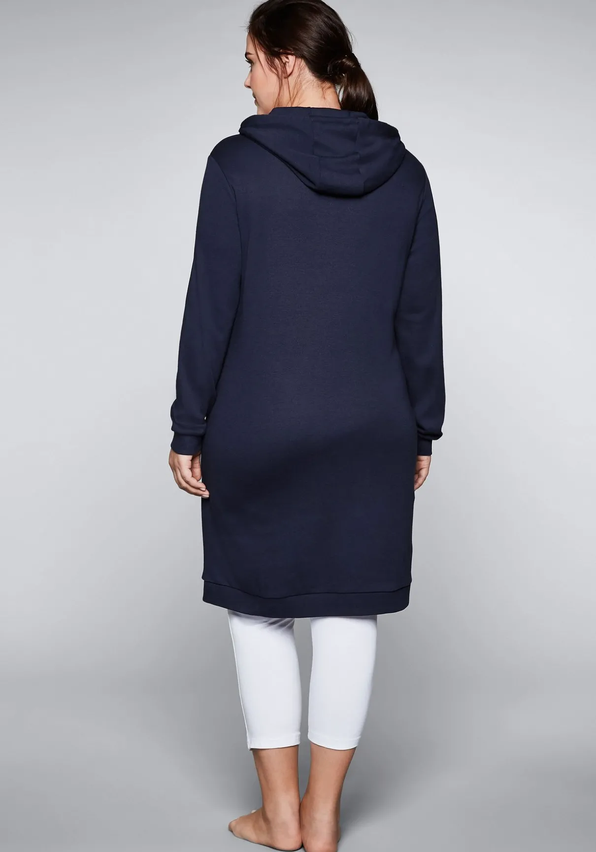 Shirtkleid mit Kapuze und Kängurutasche