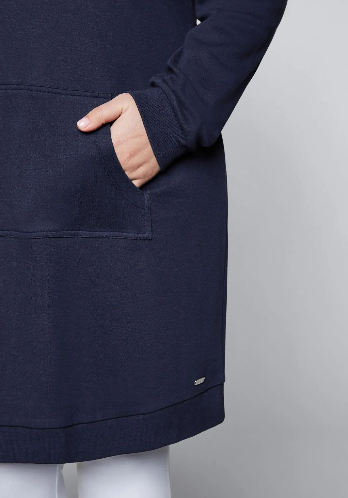 Shirtkleid mit Kapuze und Kängurutasche