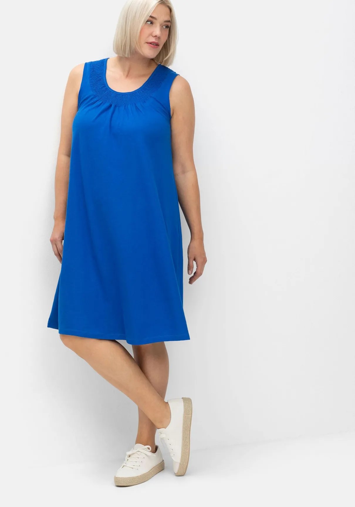 Shirtkleid mit Smok-Einsatz, in A-Linie