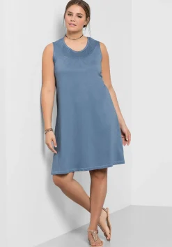 Shirtkleid mit Smok-Einsatz, in A-Linie