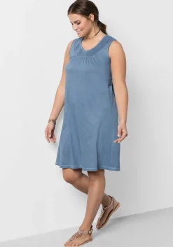 Shirtkleid mit Smok-Einsatz, in A-Linie