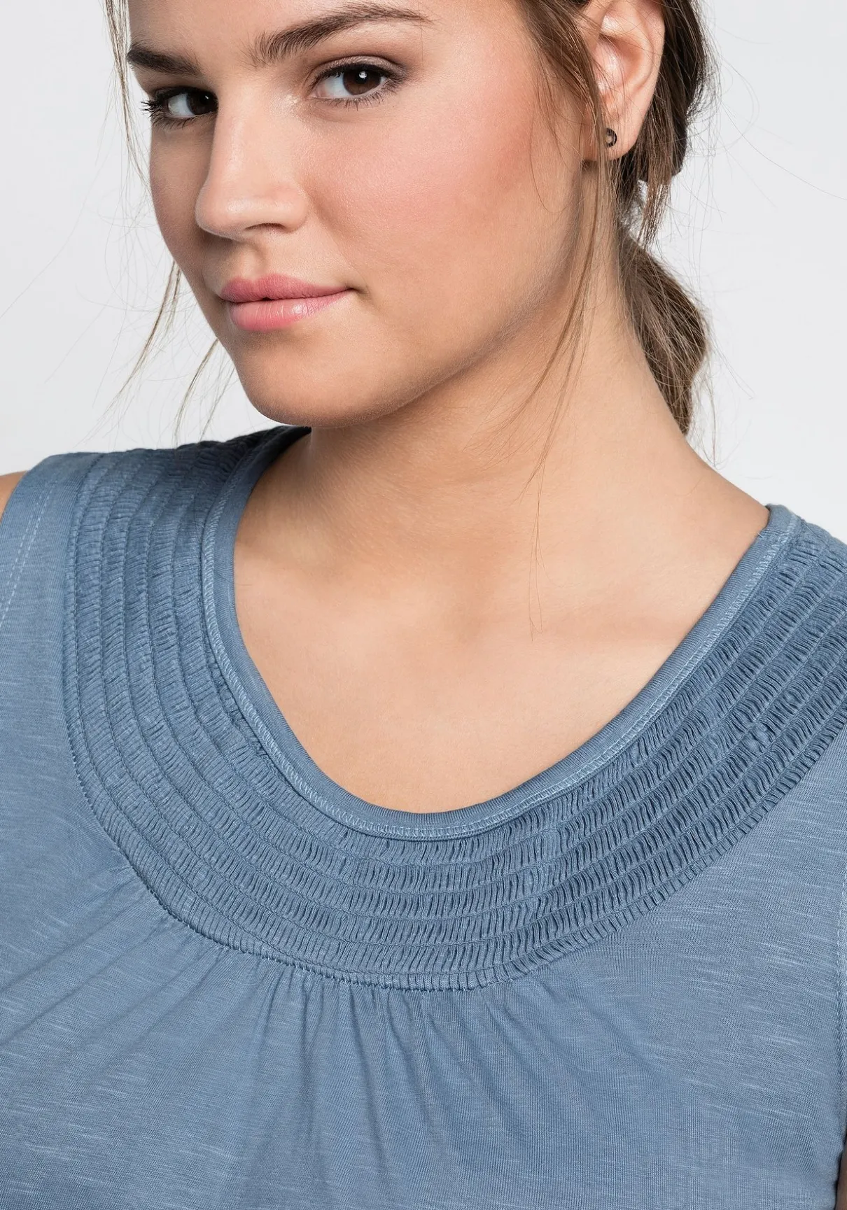 Shirtkleid mit Smok-Einsatz, in A-Linie