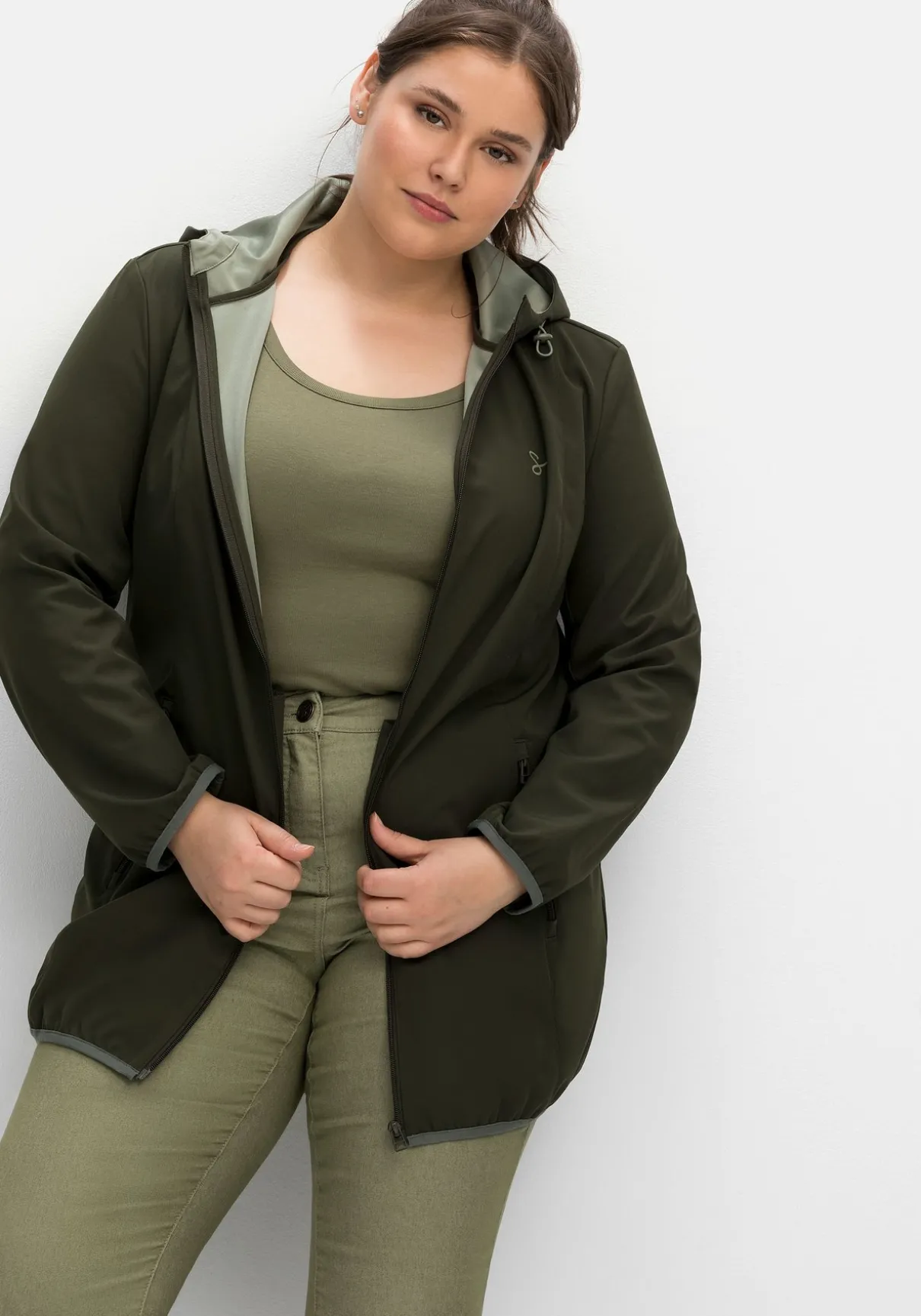 Softshelljacke mit Kapuze und Kontrastdetails
