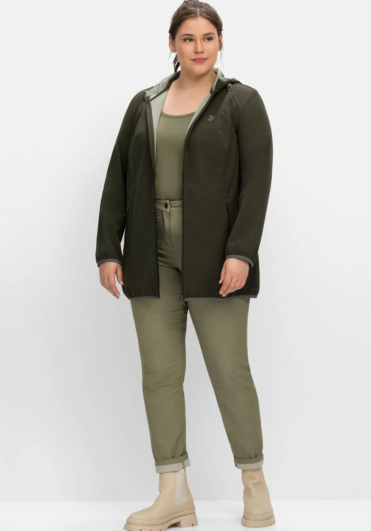 Softshelljacke mit Kapuze und Kontrastdetails