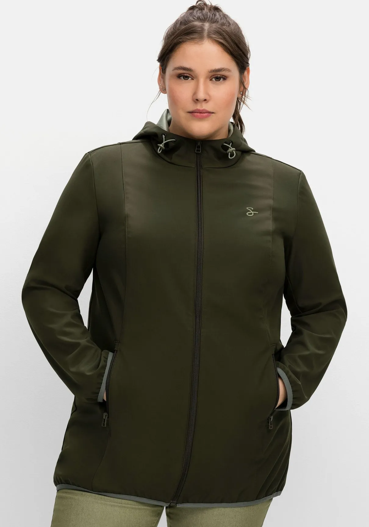 Softshelljacke mit Kapuze und Kontrastdetails