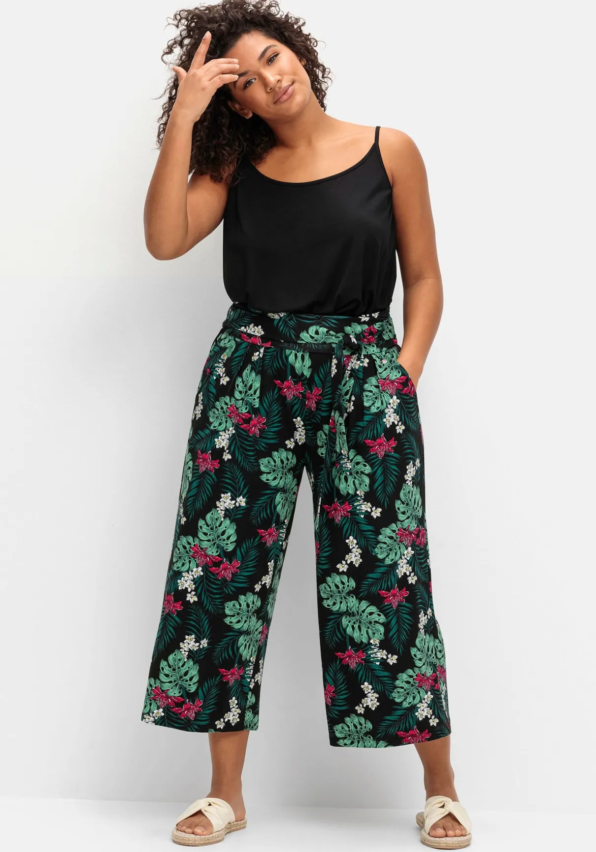 Sommerhose mit tropischem Print, in Culotte-Form