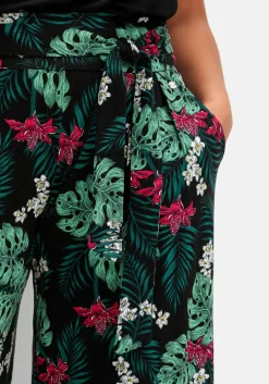 Sommerhose mit tropischem Print, in Culotte-Form