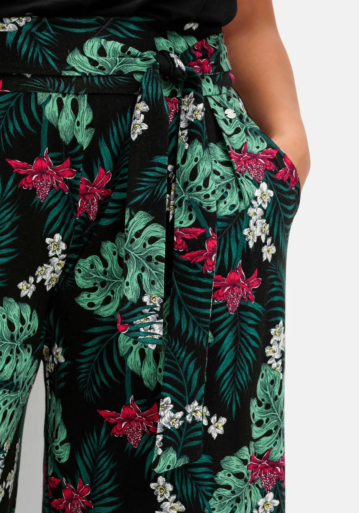 Sommerhose mit tropischem Print, in Culotte-Form