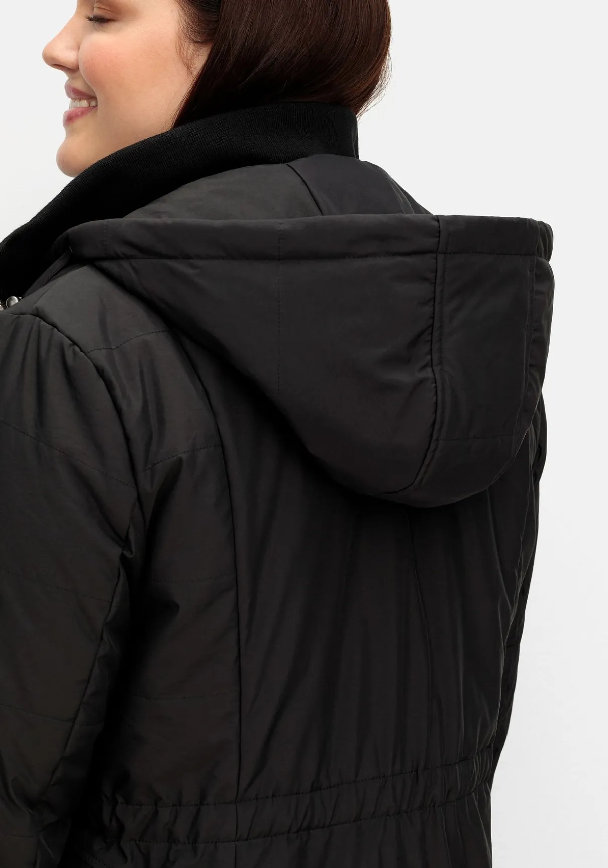 Steppjacke mit abnehmbarer Kapuze