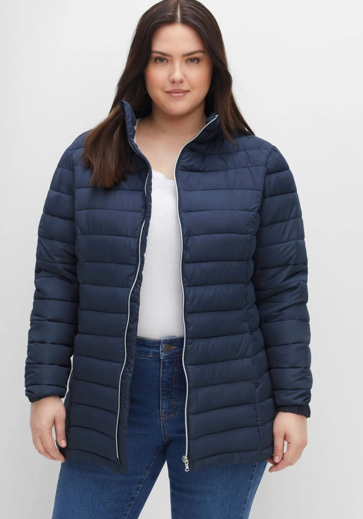 Steppjacke mit Stehkragen und Teilungsnähten