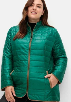 Steppjacke mit Stehkragen und Kontrastdetails