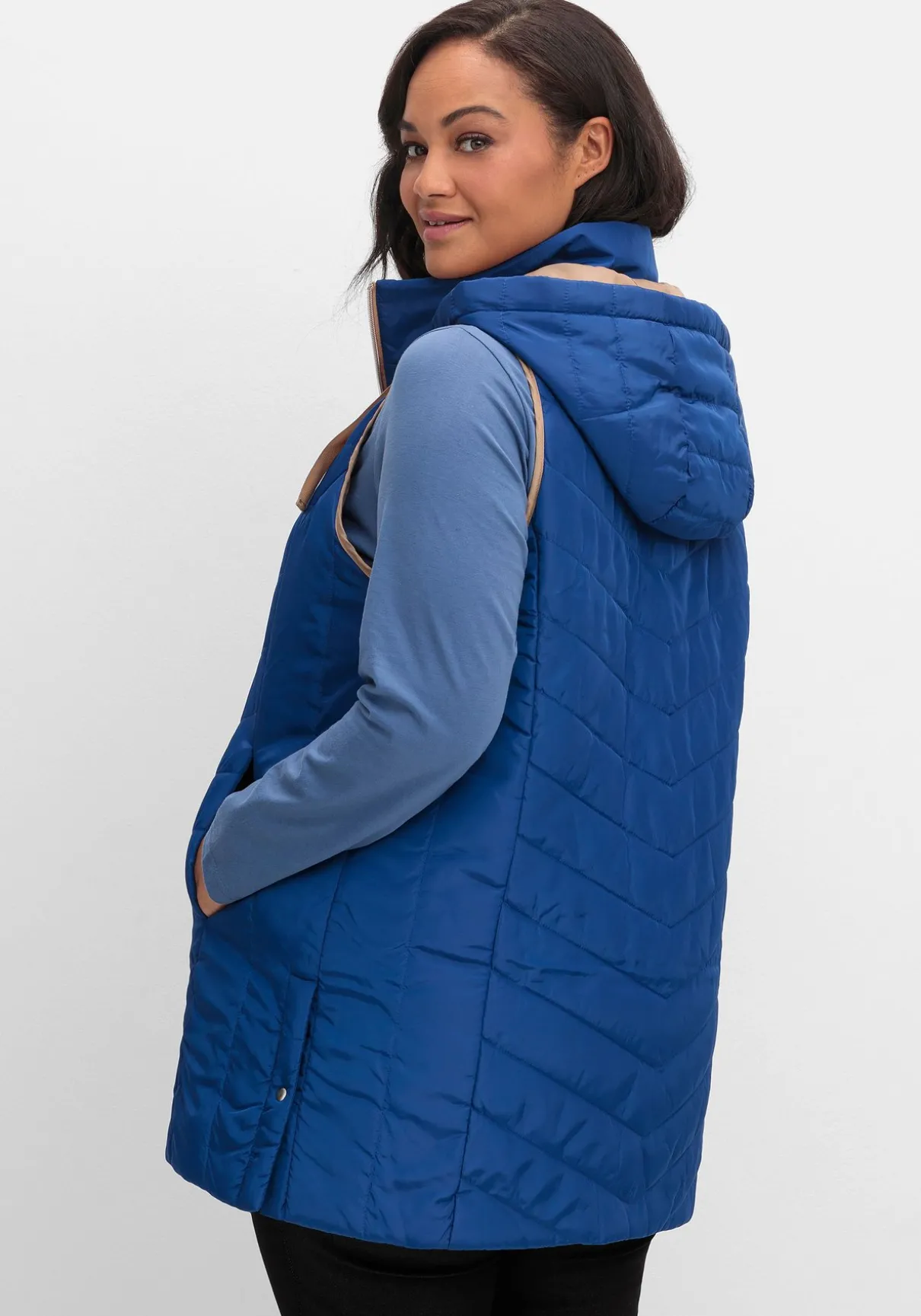 Steppweste mit Kapuze und Kontrastdetails