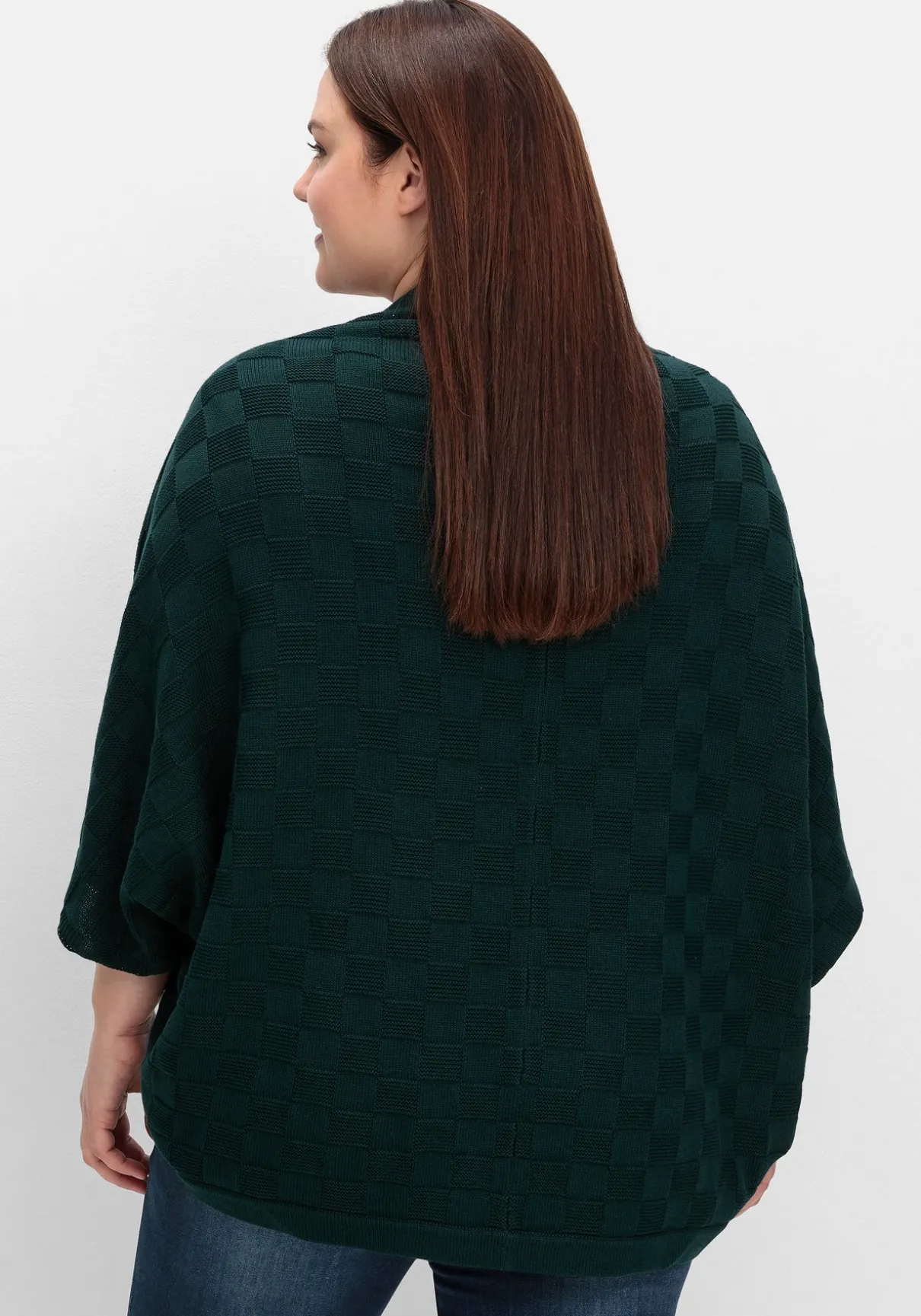 Strickcape im tonigen Schachbrettmuster