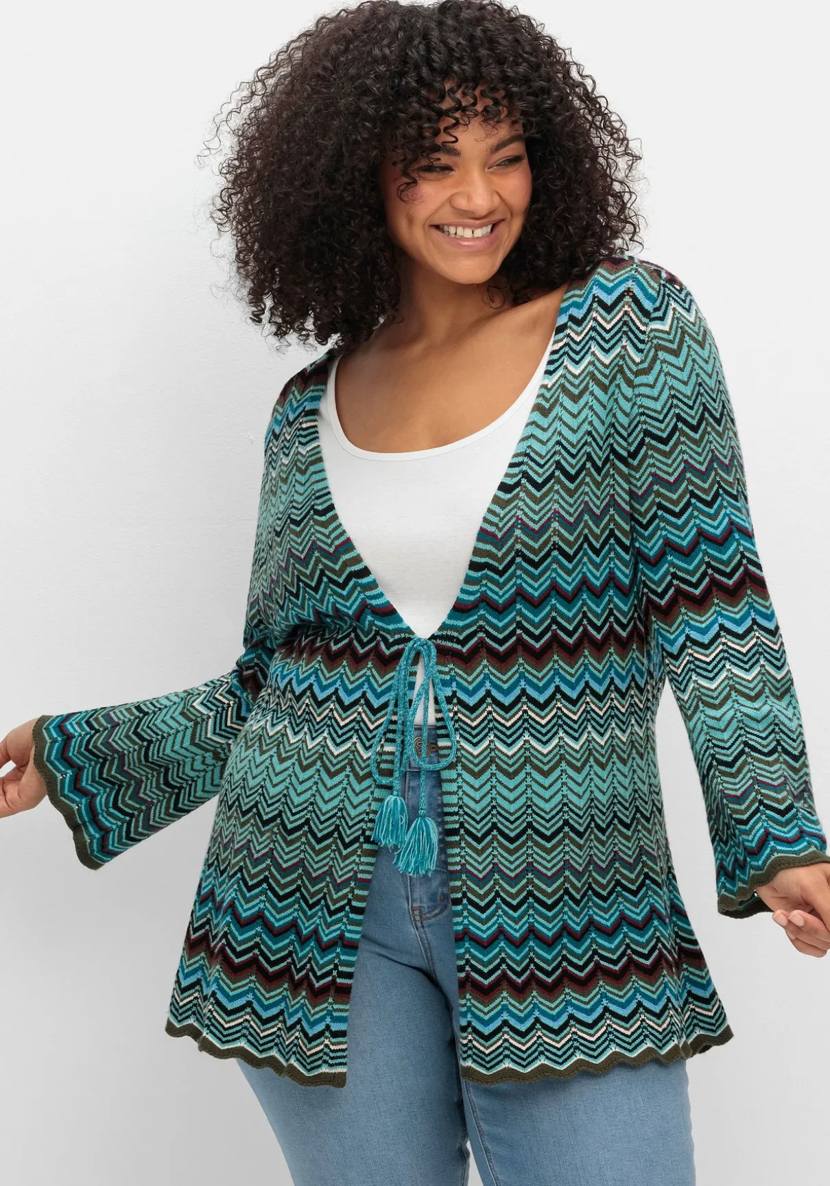 Strickjacke mit Trompetenärmeln, im Zickzackmuster