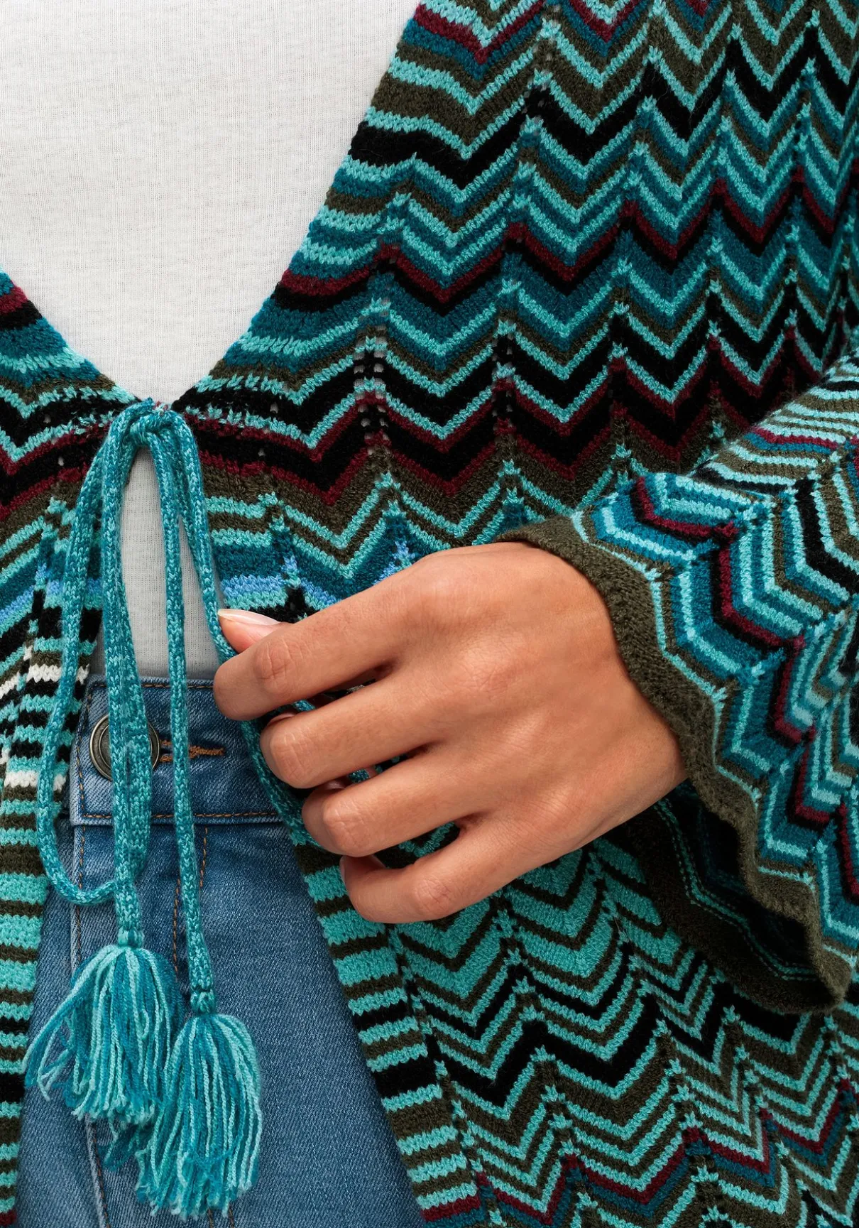 Strickjacke mit Trompetenärmeln, im Zickzackmuster