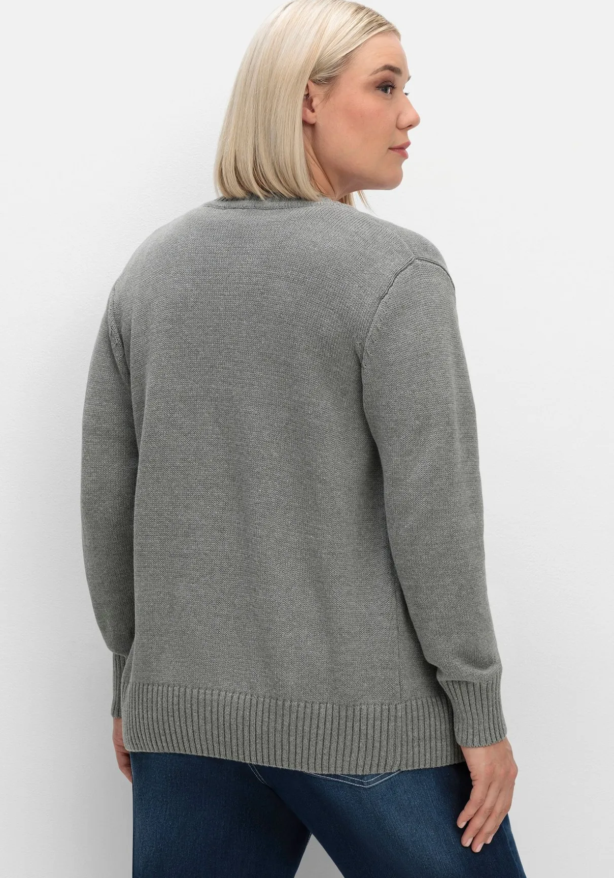 Strickjacke mit V-Ausschnitt und Knöpfen, tailliert