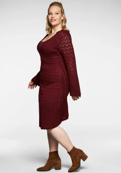 Strickkleid im Ajourmuster und in Wickeloptik