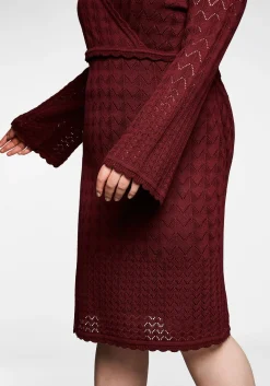 Strickkleid im Ajourmuster und in Wickeloptik