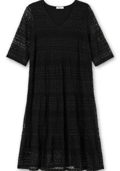 Stufenkleid aus Spitze, mit blickdichtem Futter