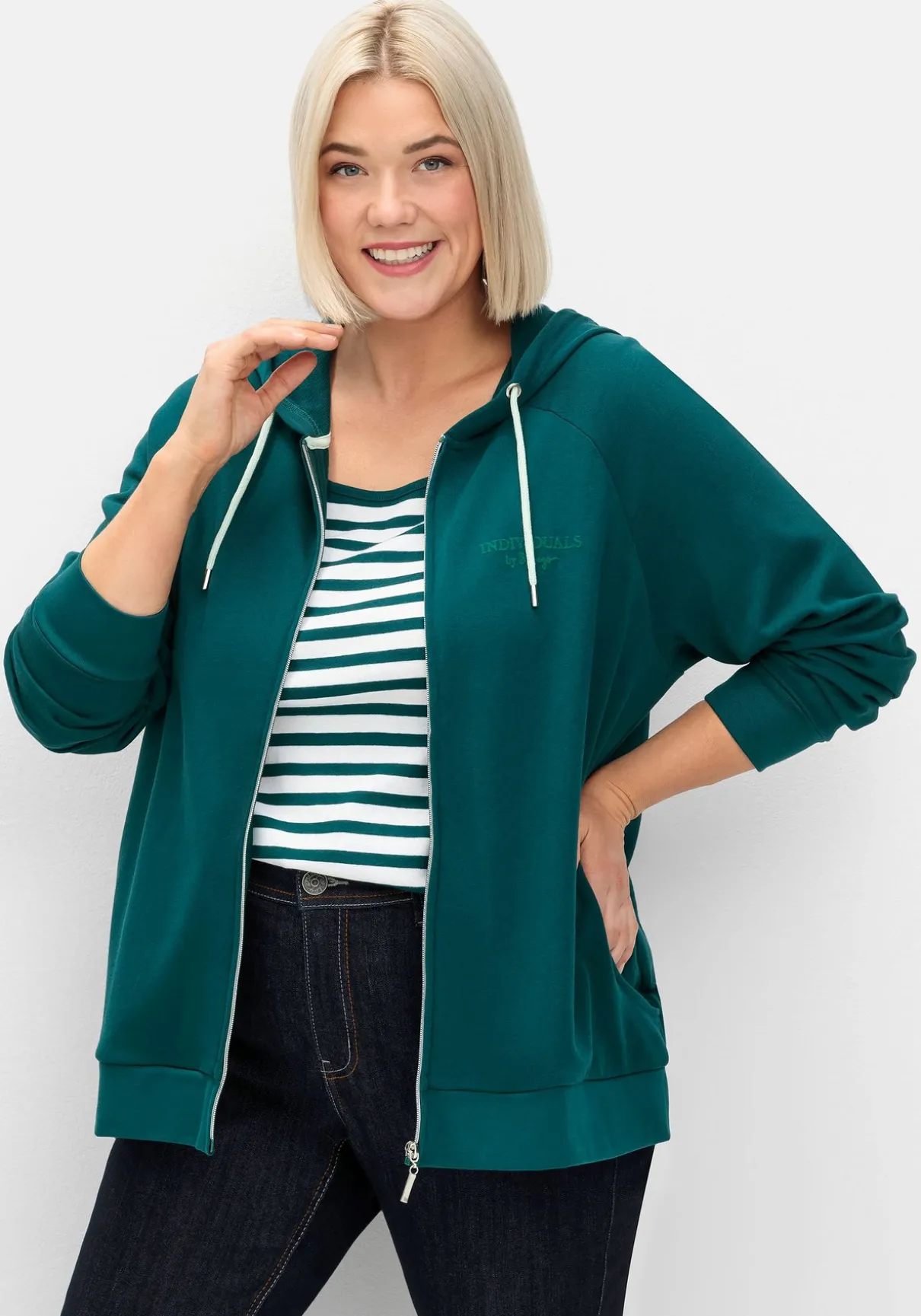 Sweatjacke mit Kapuze und kleinem Brust-Print