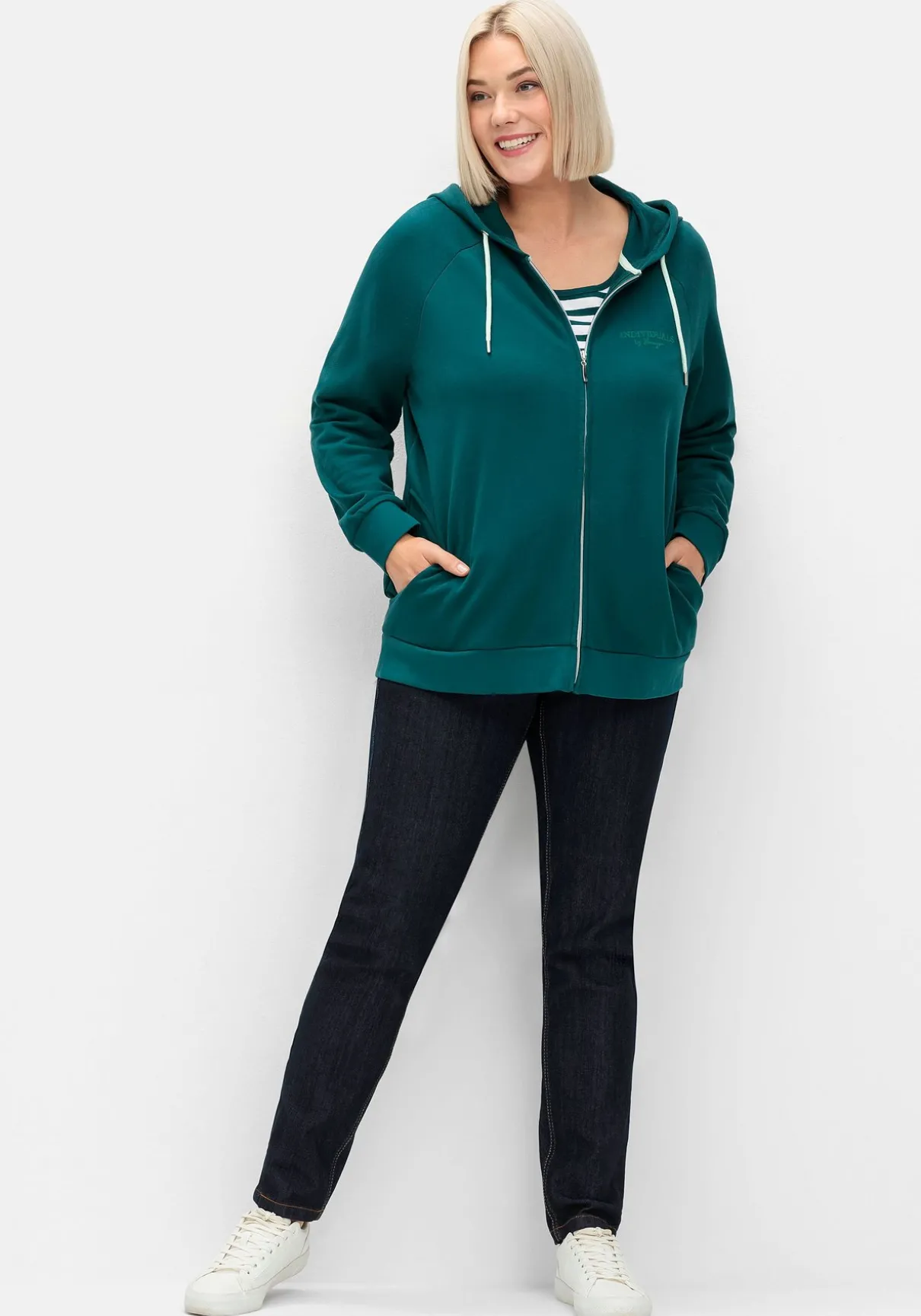 Sweatjacke mit Kapuze und kleinem Brust-Print