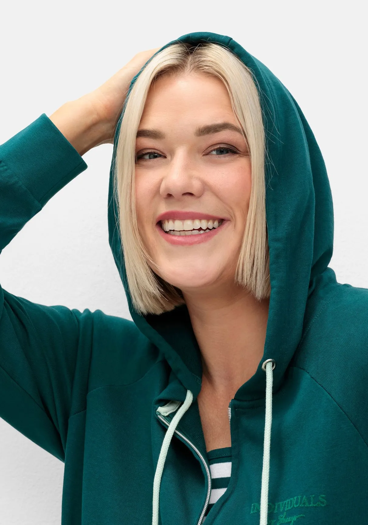 Sweatjacke mit Kapuze und kleinem Brust-Print