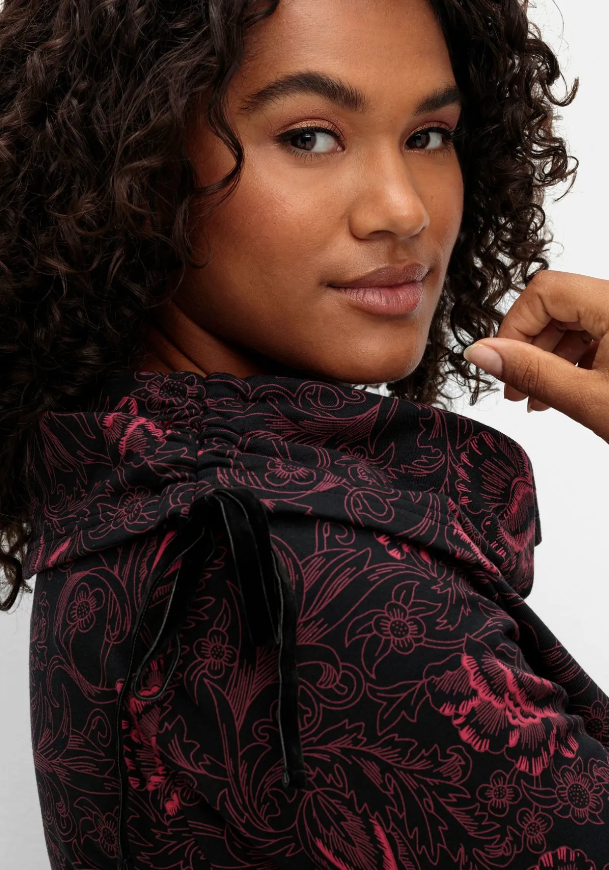 Sweatshirt in Longform mit weitem Kragen