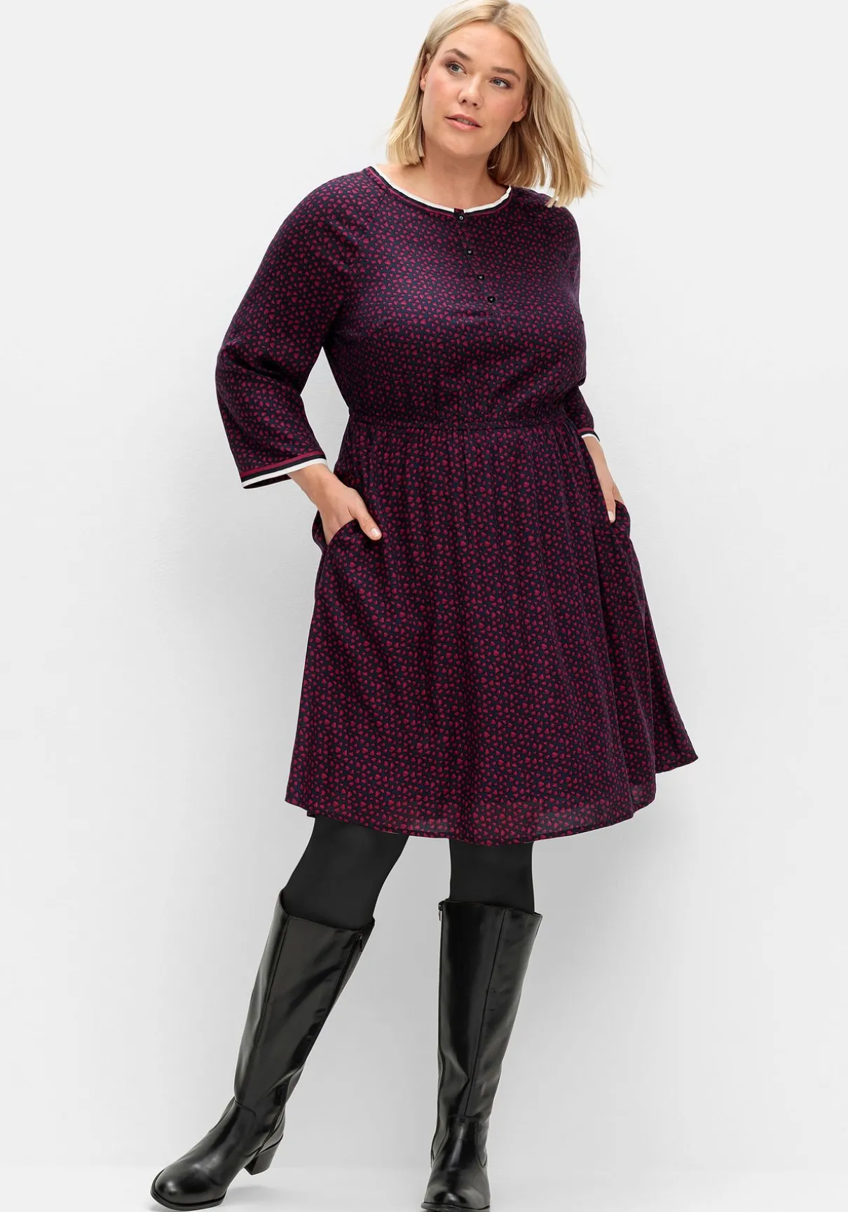 Tailliertes Kleid mit Alloverprint und kurzer Knopfleiste