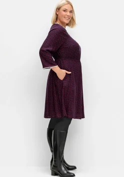 Tailliertes Kleid mit Alloverprint und kurzer Knopfleiste