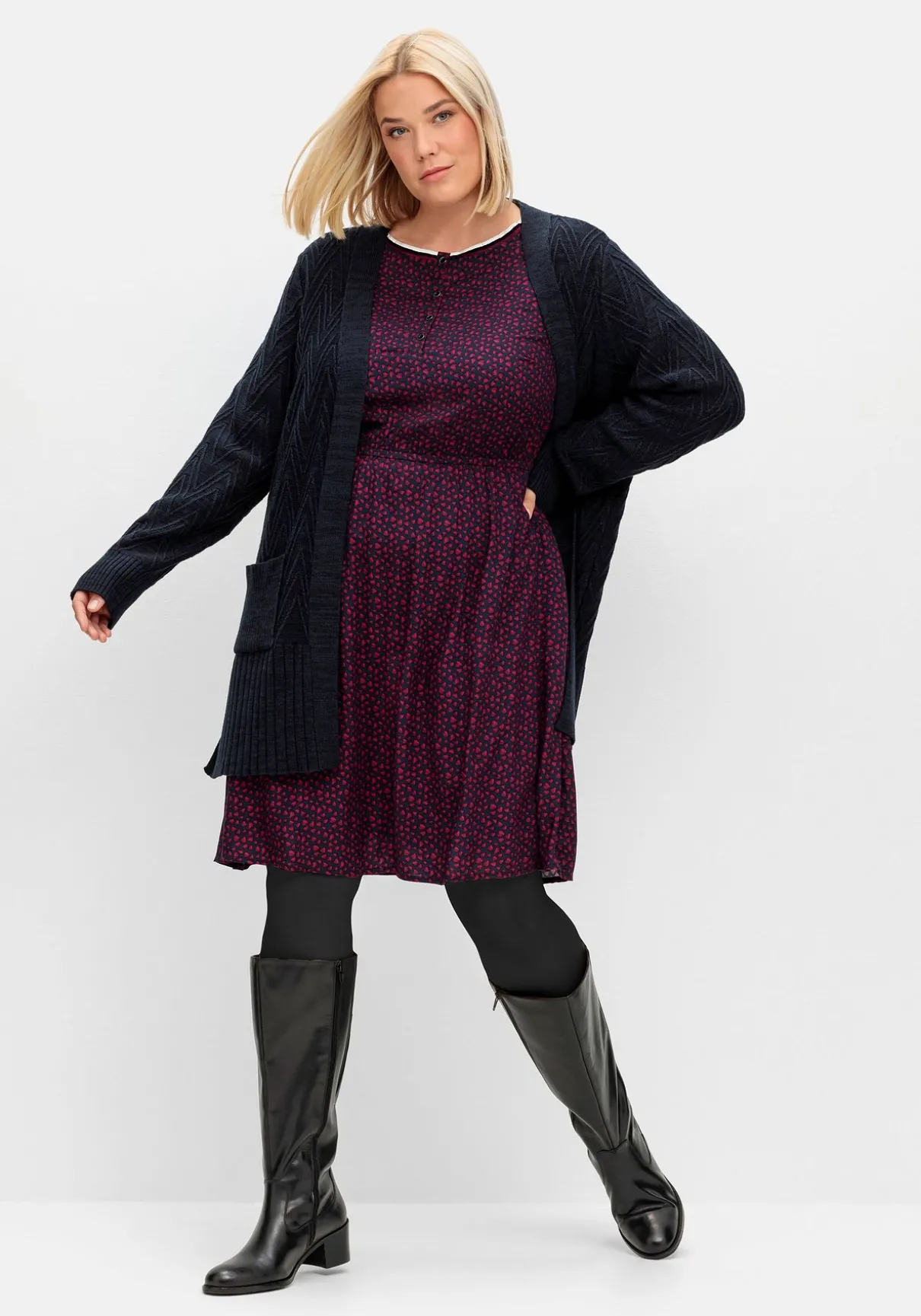 Tailliertes Kleid mit Alloverprint und kurzer Knopfleiste