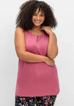 Top mit leichter Raffung und Cut-out am Ausschnitt