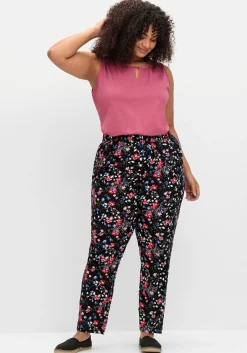 Top mit leichter Raffung und Cut-out am Ausschnitt