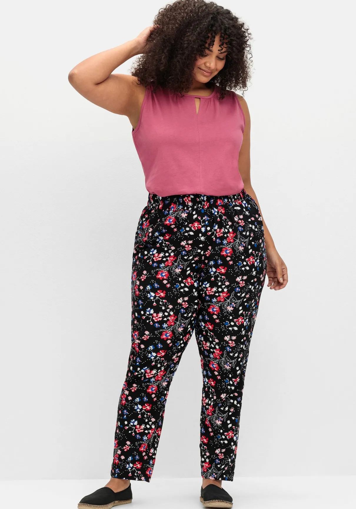 Top mit leichter Raffung und Cut-out am Ausschnitt