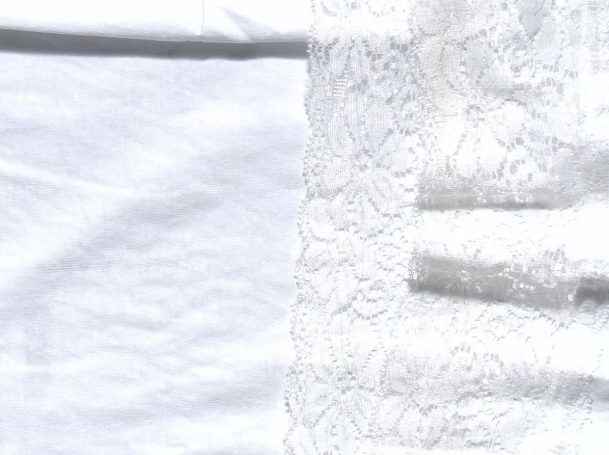 Top mit Spitzenbordüre am Saum