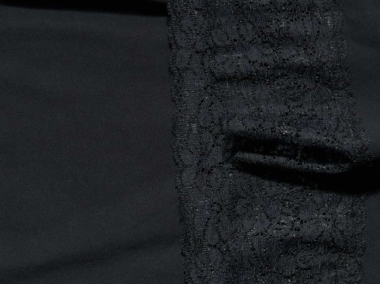 Top mit Spitzenbordüre am Saum